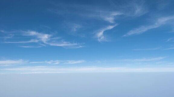 旅行时从窗口飞机上看空中和云朵
