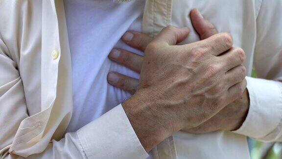 成年男子突然感到剧烈胸痛有心脏病发作的危险心脏科