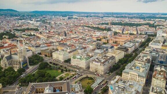 阳光明媚的一天飞越维也纳市中心著名的广场4k时间跨度的奥地利空中全景图
