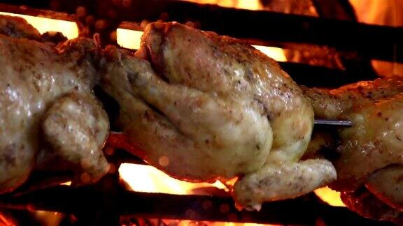 美味的烤鸡在火上烤