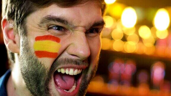西班牙球迷脸上挂着国旗庆祝最喜欢的球队胜利联赛