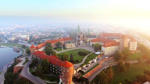 克拉科夫波兰维斯瓦拉河的瓦维尔皇家城堡和大教堂夏季日出时的空中飞行视频