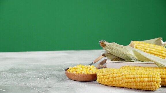 整个玉米和玉米在盘子里慢慢旋转