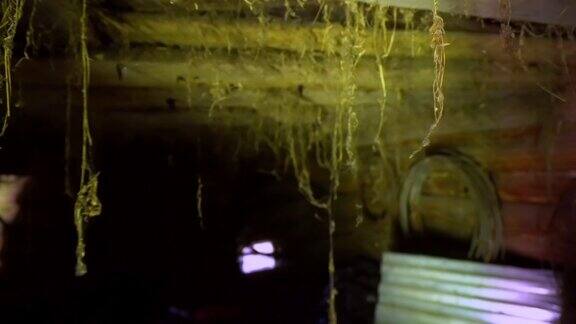 废弃的地下室天花板上挂着蜘蛛网废弃的地下室天花板上挂着蜘蛛网