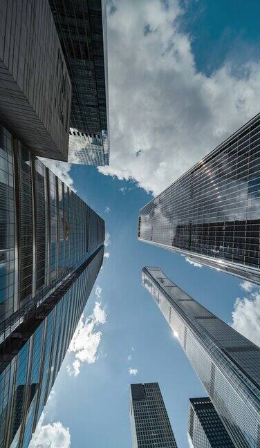 高层企业大厦、摩天大楼和天空的低角度视图
