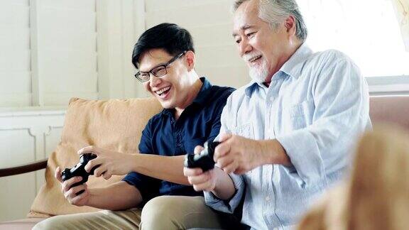 老父亲和他已成年的儿子喜欢一起玩电子游戏