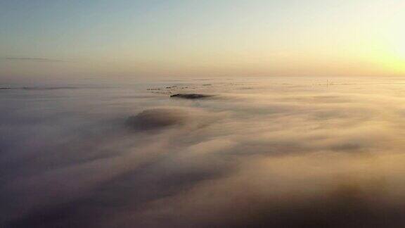 空中飞行在雾云之上迎接日落