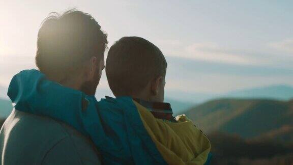 父亲在山顶上抱着儿子