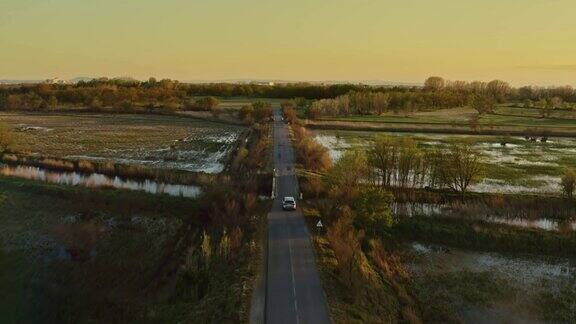在日落时分驾车穿过乡间小路