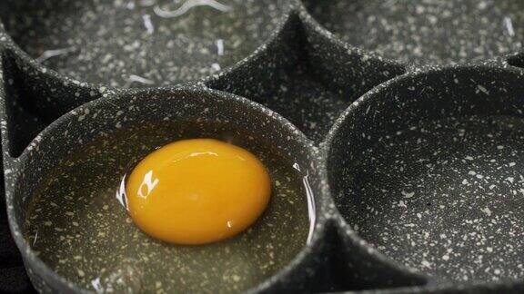 用平底锅煎鸡蛋做美味健康的早餐