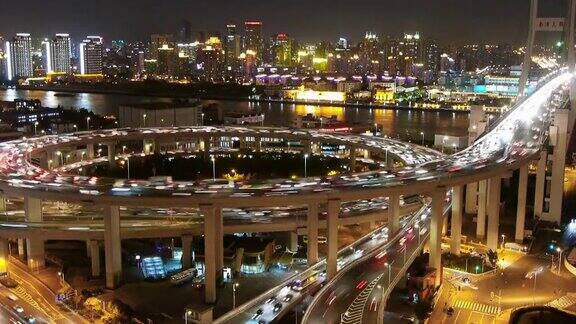 夜间高速公路交汇处城市交通的灯光轨迹