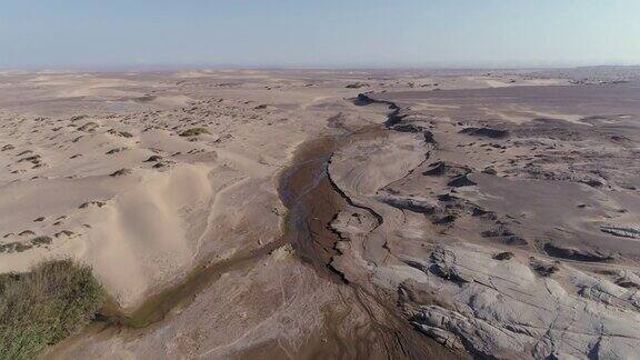 4K空中飞行俯瞰绿洲Sarusa春天在纳米布沙漠骨骼海岸纳米比亚