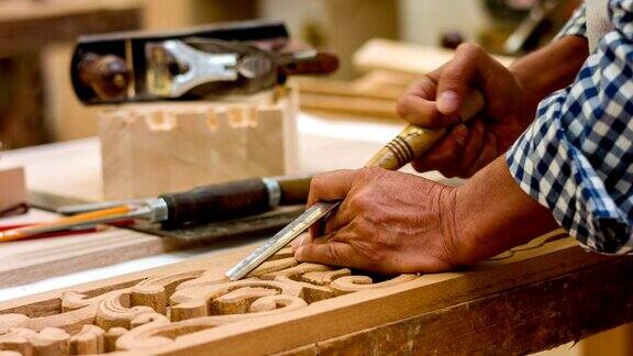 在一块木头上雕刻的木匠