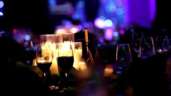 装饰蜡烛在餐桌上眼镜和圣诞蜡烛在桌子上白色蜡烛与玻璃烛台蜡烛与玻璃烛台餐厅室内特写