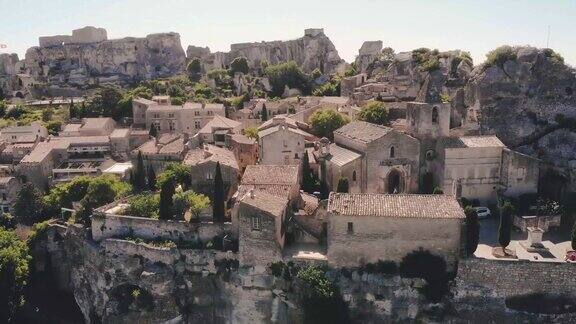 法国普罗旺斯古老的历史村落建在普罗旺斯的一座小山上普罗旺斯村落上的岩层及其城堡法国、欧洲
