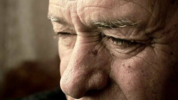 特写悲哀而忧郁的老人的眼睛:担心和害怕的老人