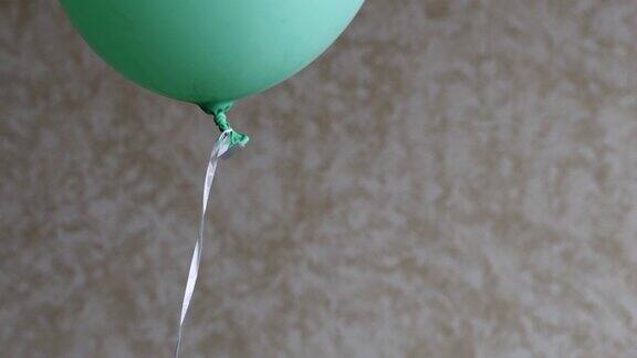 绿色氦气球飞行在模糊的背景与复制空间