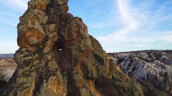 卡帕多西亚无人机或气球俯瞰红玫瑰山谷的岩层古老的洞穴教堂Goreme卡帕多西亚土耳其