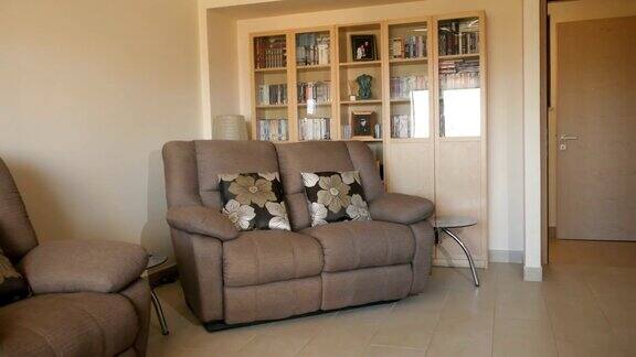 现代设计的客厅配有沙发和书柜