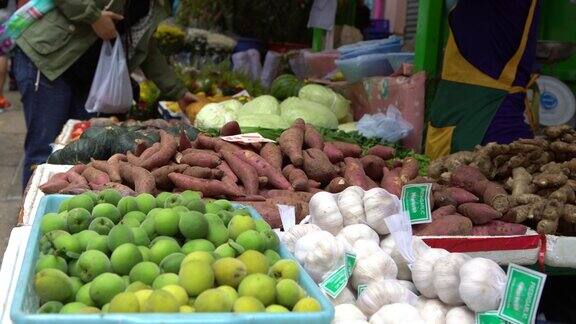 4K人在香港小街市场买卖蔬菜和水果