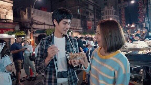 年轻的亚洲夫妇在曼谷唐人街约会