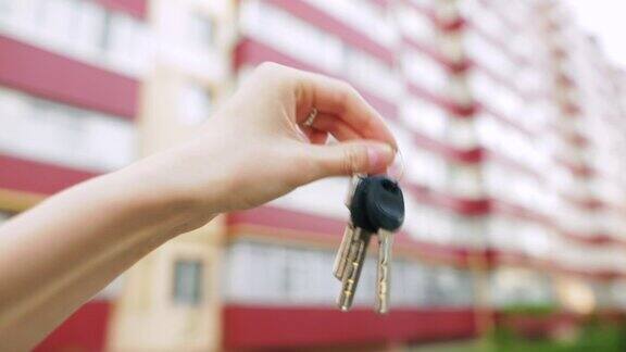 女人的手握着新公寓的钥匙