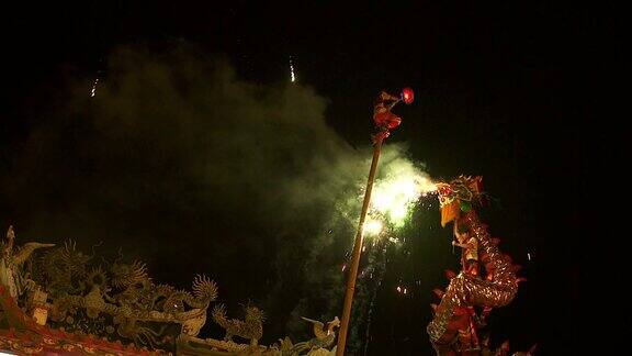 在中国农历新年的晚上舞龙和烟花表演