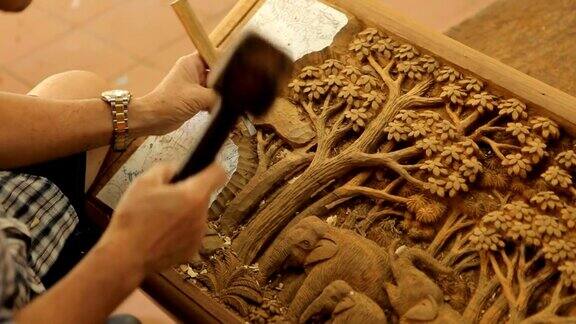 雕刻家雕刻木材的手