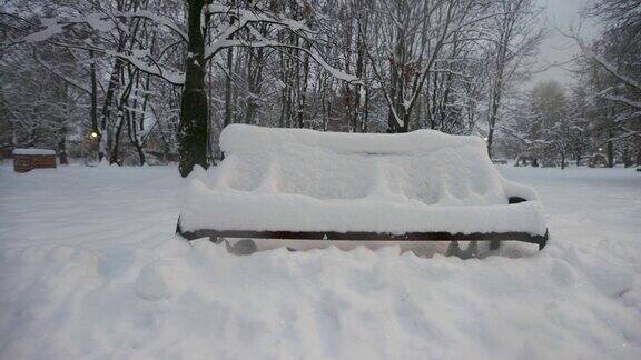 公园里被雪覆盖的长凳