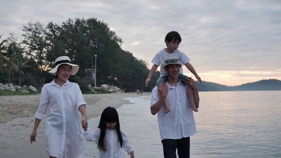 海滩上的快乐亚洲家庭