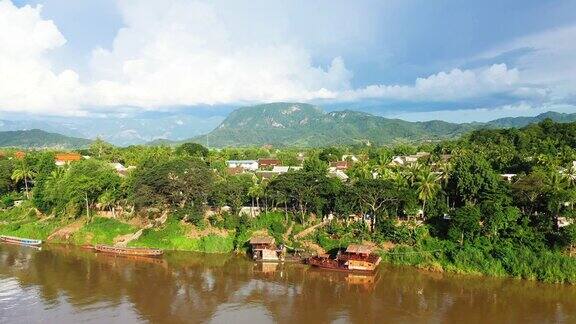 琅勃拉邦市位于湄公河岸边一些船只停泊在岸边