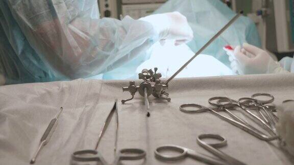 手术器械在手术室的一张白底桌子上高质量4k镜头