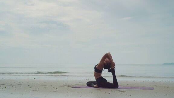在海滩上做瑜伽