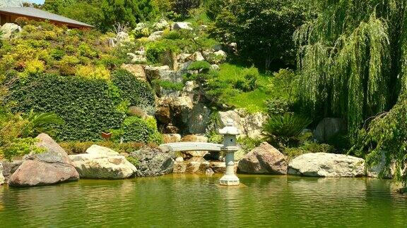 美丽的日本园林景观湖边绿树成荫的房子