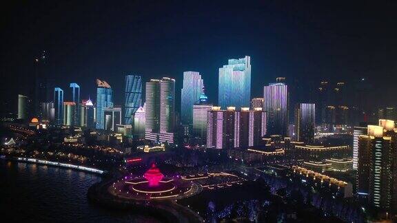 夜间照明展示青岛城市著名的市中心纪念碑广场海湾航拍全景4k中国