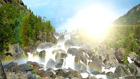 俄罗斯阿尔泰乌查瀑布的彩虹