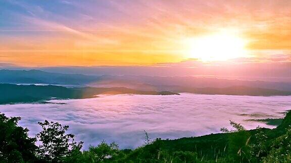 泰国北部山景的日出和薄雾