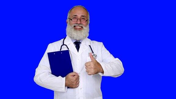 成年资深医生显示拷贝空间和显示拇指向上的蓝色背景