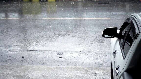 汽车行驶时雨滴在道路上的慢动作