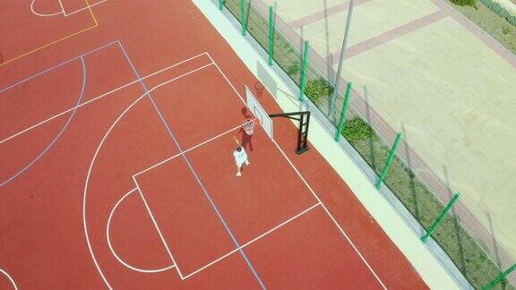 一个人练习篮球动作和得分的无人机镜头4k