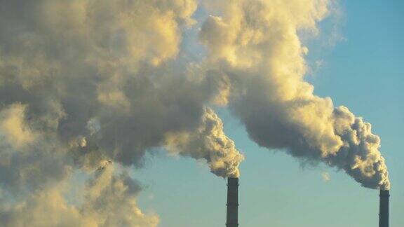 吸烟的工厂烟囱环境问题:大城市的环境和空气污染问题气候变化、生态和全球变暖天空弥漫着有毒物质的烟雾烟尘从工厂