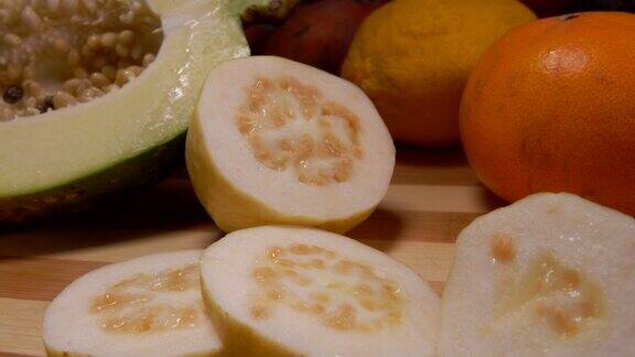 静物板上摆放着美味奇异的水果
