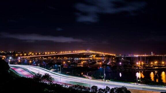 在海上亮着灯的桥和高速公路上行驶的汽车的时间流逝