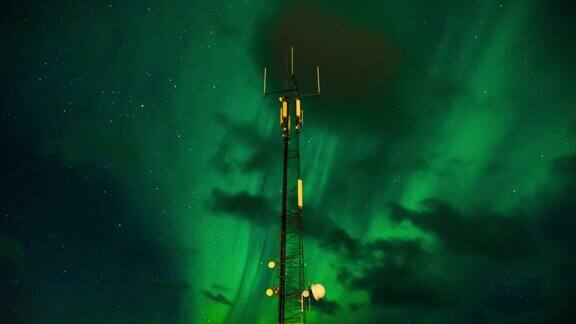 在挪威罗浮敦群岛云朵和天线的夜空上空北极光(北极光)的4K延时