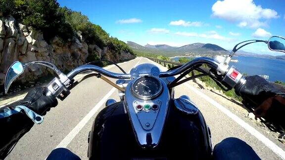 在卡波卡西亚蜿蜒的道路上骑着经典的摩托车意大利阿尔盖罗
