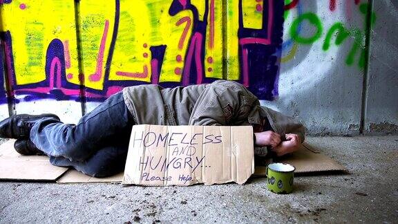 高清多莉:无家可归的人睡在地下通道