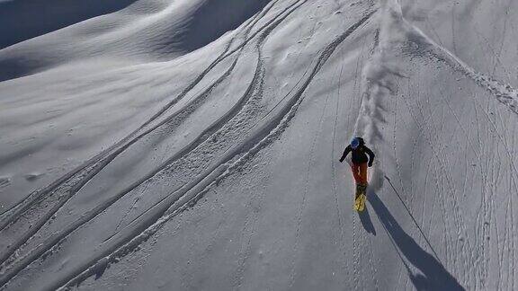 专业骑手快速骑行自由骑行滑雪极限运动爱好冬季山地