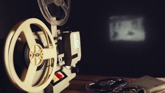 在暗室的墙上放着8毫米复古电影放映机