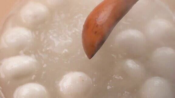 煮传统大汤圆作为冬至节的美食
