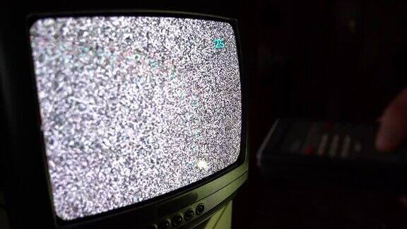 老式遥控器和噪音干扰电视屏幕人换频道和冲浪广播复古电子产品70年代的电视传输